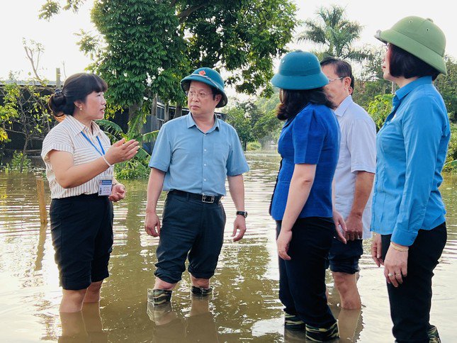 Lối vào điểm Trường tiểu học Vạn Thái, huyện Ứng Hoà (Hà Nội) vẫn bị ngập.