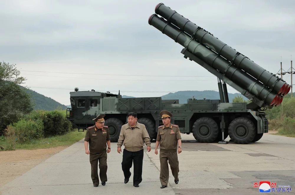 Lãnh đạo Triều Tiên Kim Jong-un giám sát vụ thử nghiệm hệ thống tên lửa phóng loạt 600mm mới. Ảnh: KCNA