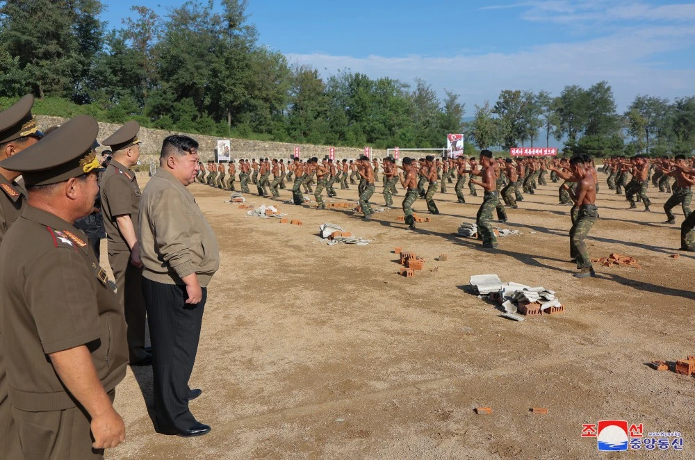 Lãnh đạo Triều Tiên Kim Jong-un đến thăm cơ sở huấn luyện của quân đội Triều Tiên, ngày 11-9. Ảnh KCNA