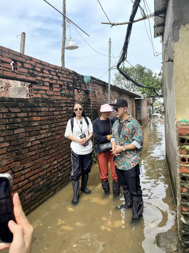 Thêm nữa, hình ảnh Quế Vân, Ưng Hoàng Phúc và Kim Cương đi ủng, che chắn kỹ lưỡng, ngồi thuyền trong con ngõ nước ngập đến đầu gối, người dân xung quanh vẫn thoải mái lội bộ càng khiến cư dân mạng chỉ trích họ 