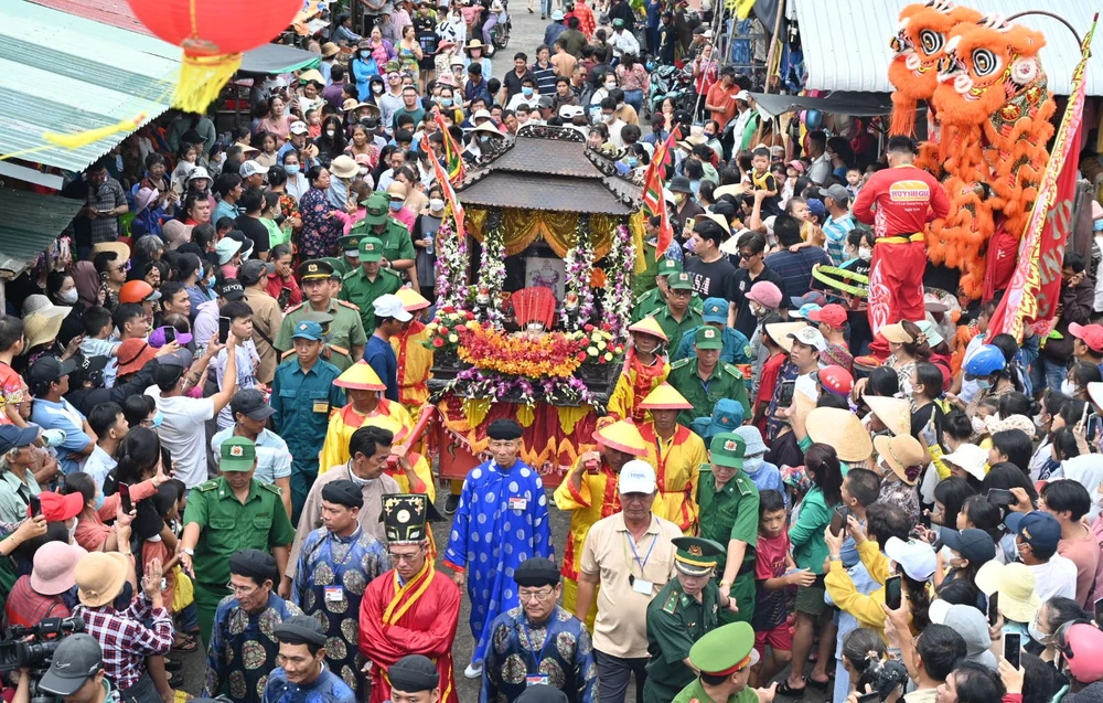 Lễ hội Nghinh ông Cần Giờ là lễ hội thường niên nhằm tăng cường tuyên truyền, giáo dục lòng yêu nghề, yêu quê hương, biển, đảo thiêng liêng của Tổ quốc.