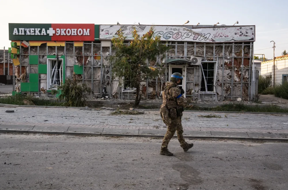 Người lính Ukraine ở thị trấn Sudzha, tỉnh Kursk (Nga), hồi tháng 8. Ảnh: TARAS IBRAGIMOV/GETTY IMAGES