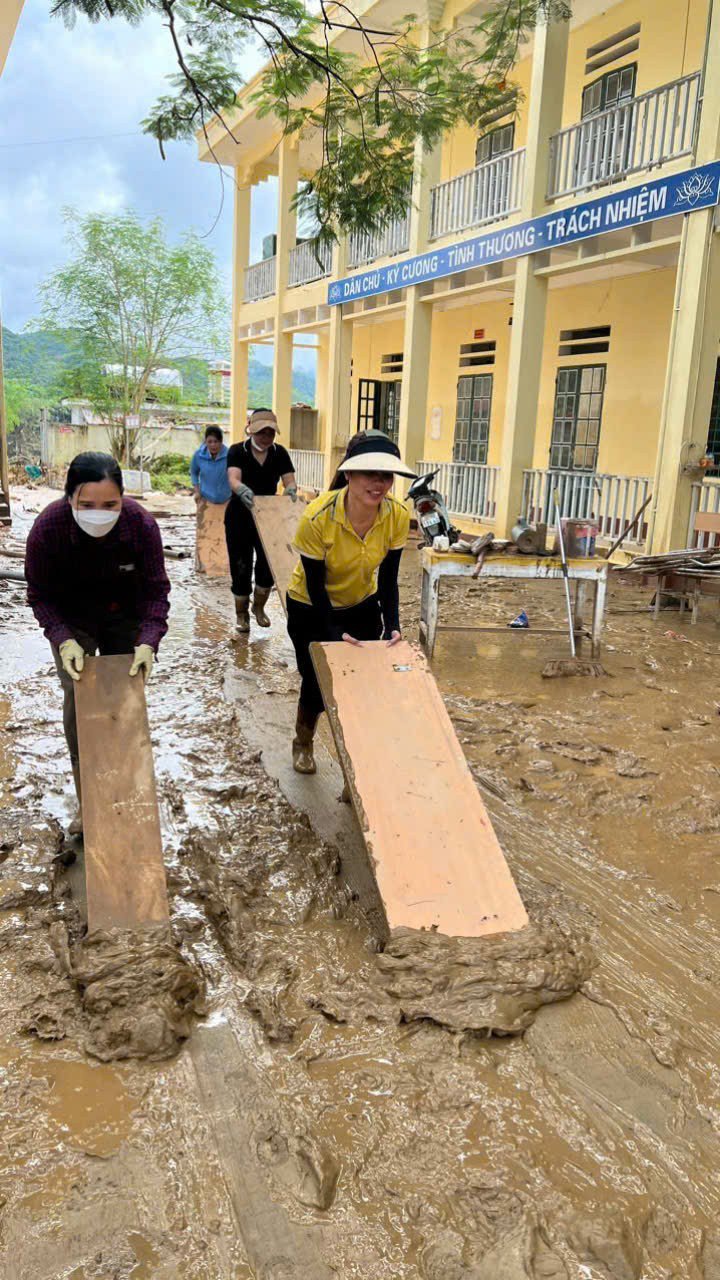 Công cuộc dọn dẹp, tái thiết trường lớp nặng nề, vất vả.