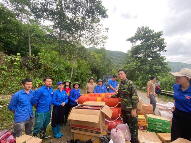 Nhu yếu phẩm được đoàn công tác chuyển vào Si Ma Cai.