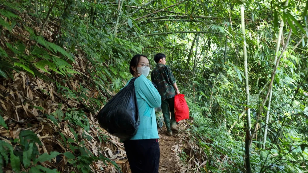 Trưởng thôn Kho Vàng dời 115 người dân lên núi: Tôi phải tự quyết vì mất liên lạc - 8