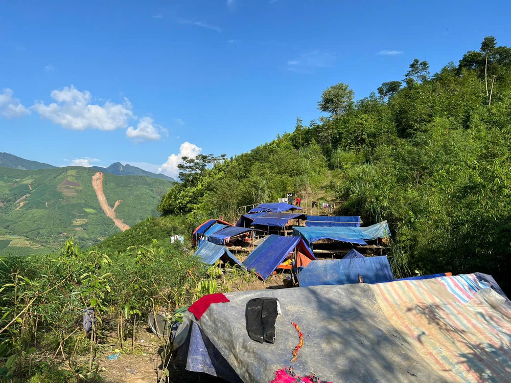 Trưởng thôn Kho Vàng dời 115 người dân lên núi: Tôi phải tự quyết vì mất liên lạc - 11