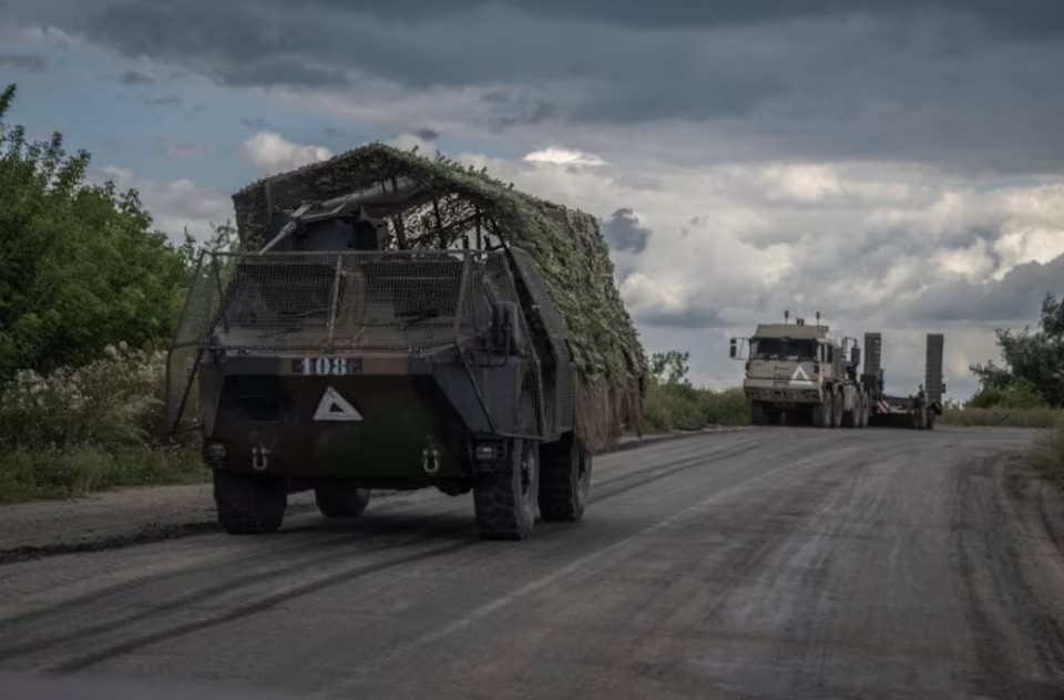 Xe bọc thép Ukraine ở gần biên giới với Nga (ảnh: CNN)