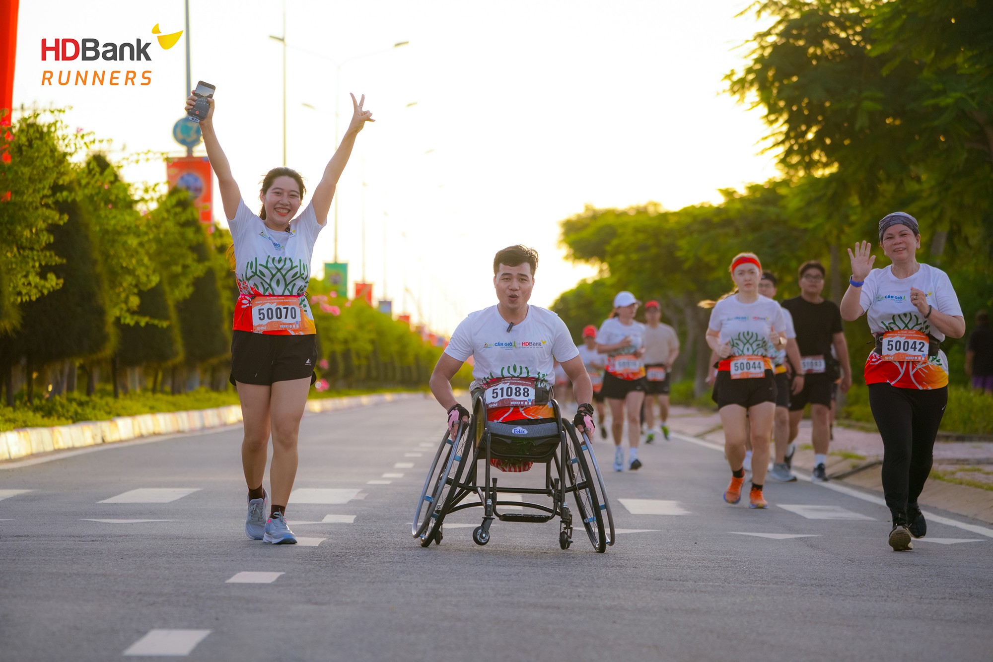 VĐV Tô Đình Khánh tham gia cự ly 5km bằng xe lăn và về đích sau 49 phút.