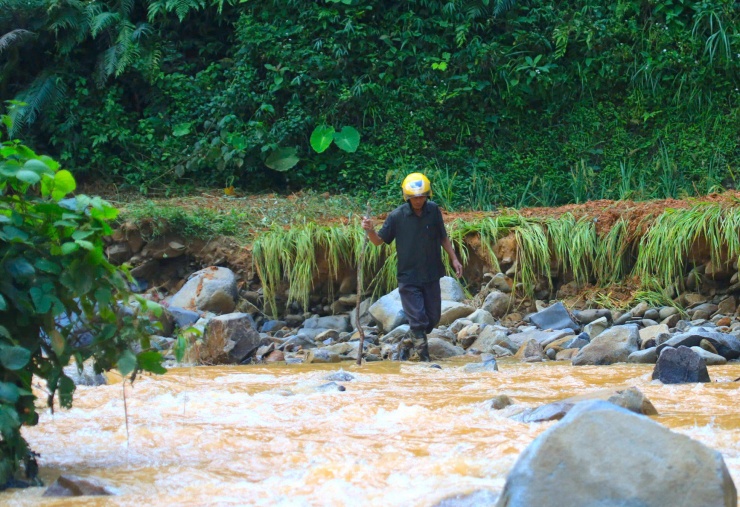 Người thân lội dọc suối, bới đất đá tìm nạn nhân vụ sạt lở ở Cao Bằng - 5