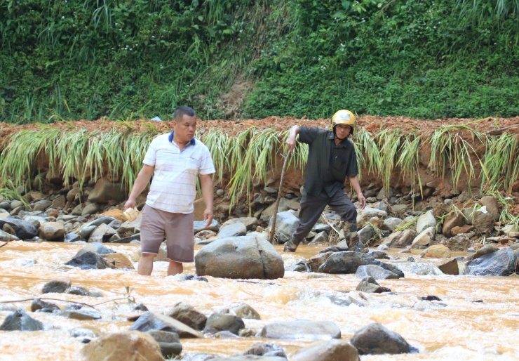 Người thân lội dọc suối, bới đất đá tìm nạn nhân vụ sạt lở ở Cao Bằng - 4