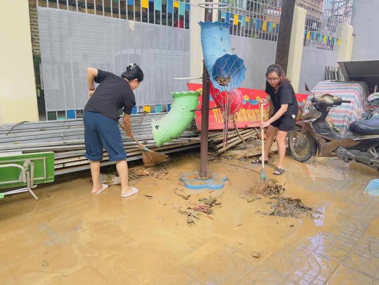 Trường học tất bật dọn vệ sinh, sẵn sàng đón học sinh quay lại sau bão lũ - 2