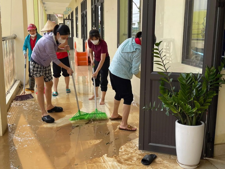 Không chỉ giáo viên trong trường mà còn có các giáo viên từ những trường xung quanh giúp dọn dẹp bàn ghế, sắp xếp lại dụng cụ học tập, hỗ trợ lau chùi sàn nhà, tường.