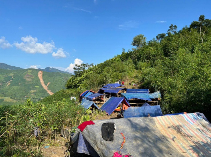 Trưởng thôn Kho Vàng dời 115 người dân lên núi: Tôi phải tự quyết vì mất liên lạc - 10