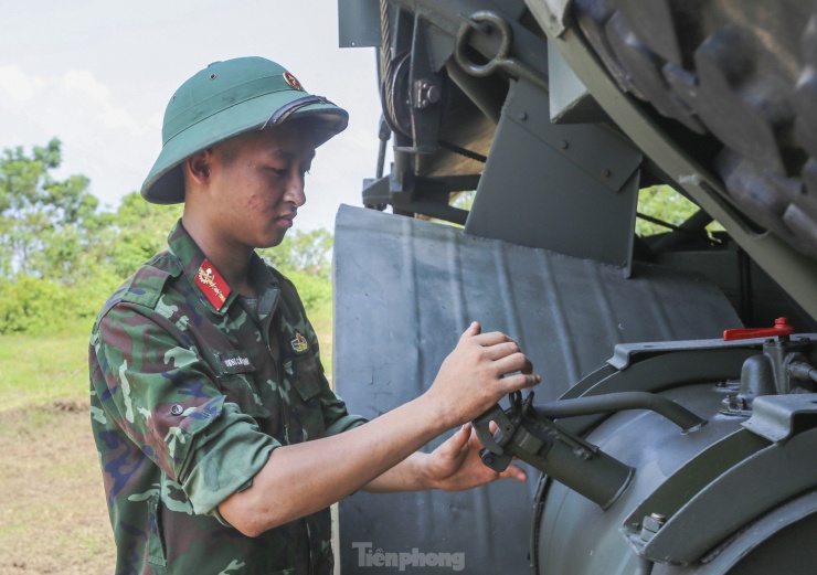 Cán bộ, chiến sĩ Lữ đoàn 249 kiểm tra thường xuyên các phương tiện, thiết bị, đảm bảo yêu cầu tuyệt đối để làm nhiệm vụ khi có lệnh.