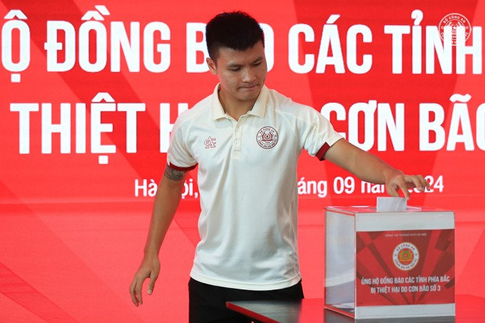 Quang Hải ủng hộ đồng bào vùng lũ trong buổi quyên góp của CLB CAHN hôm 12/9. Ảnh: CAHN FC