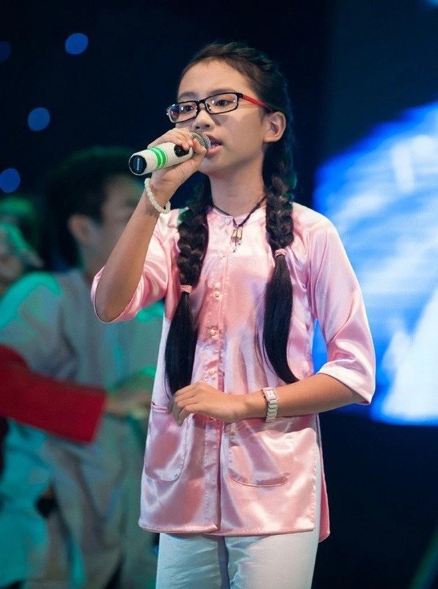 Phương Mỹ Chi nổi tiếng trong làng nhạc khi tham gia cuộc thi The Voice Kids 2013.