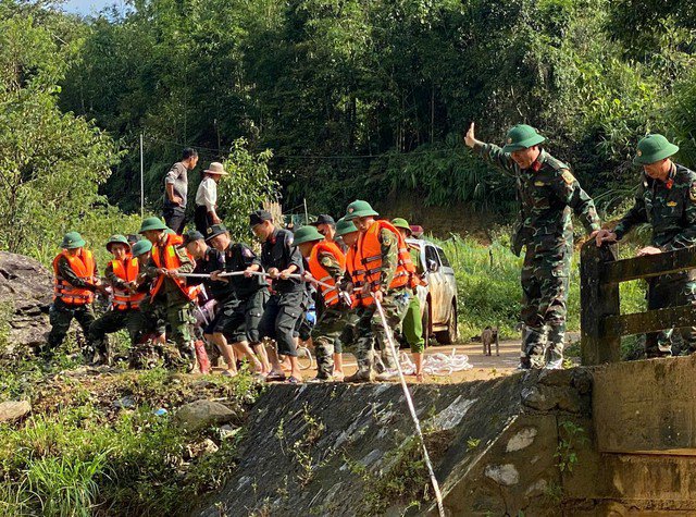 Lực lượng chức năng cứu hộ tại hiện trường