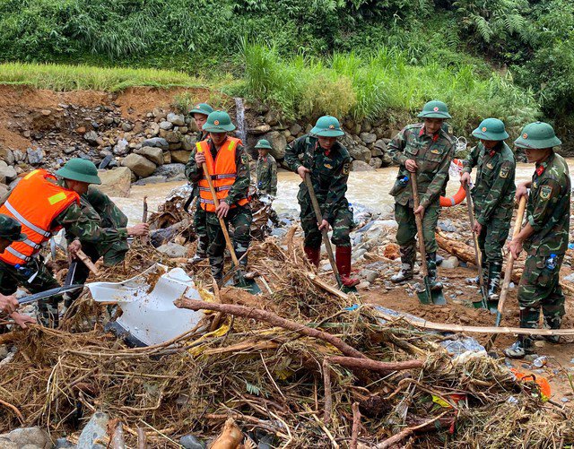 Lực lượng chức năng đang tìm kiếm các nạn nhân mất tích còn lại