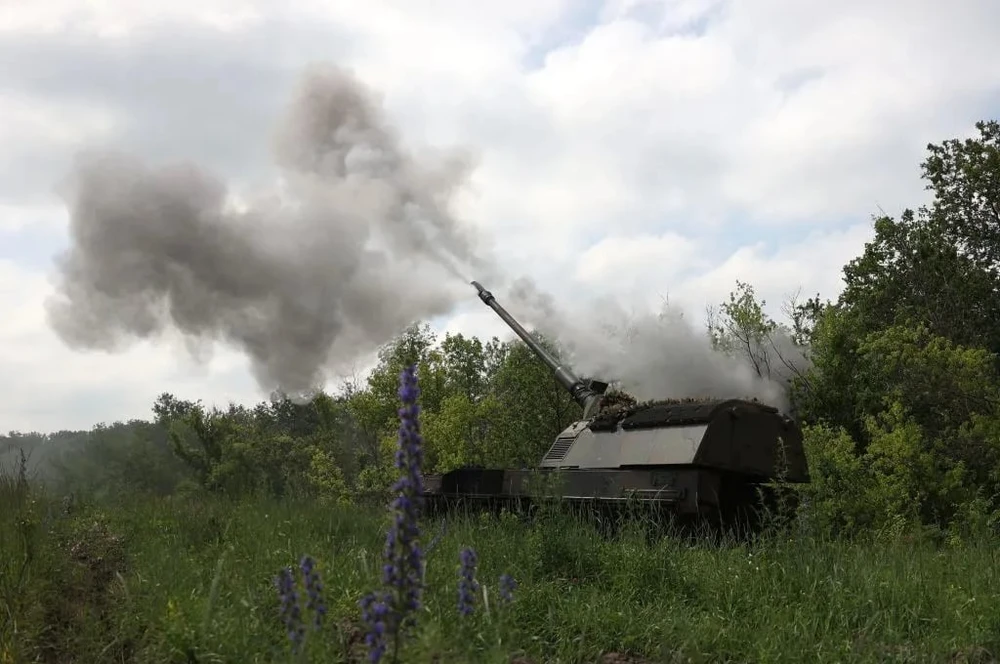 Pháo tự hành Panzerhaubitze gần tiền tuyến TP Bakhmut (tỉnh Donetsk, miền đông Ukraine) tháng 6-2023. Ảnh: AFP