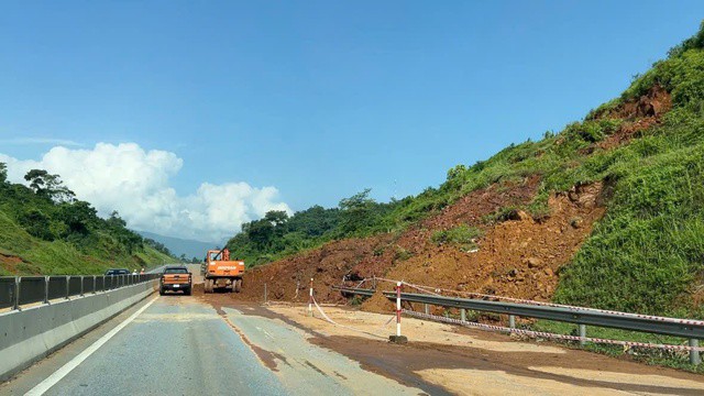 Đường vào khu vực Bệnh viện Đa khoa huyện Bảo Yên còn nhiều đất đá do sạt lở