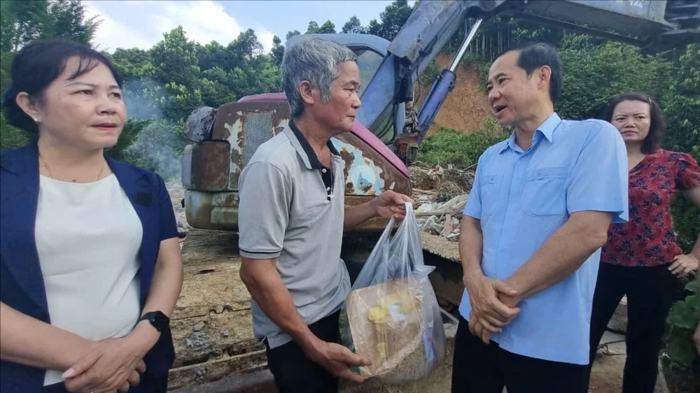 Ông Nguyễn Thái Học đã thăm hỏi, động viên và hỗ trợ 50 triệu đồng giúp ông Trần Văn Hải, 58 tuổi, ngụ xã Yên Hợp, huyện Văn Yên, tỉnh Yên Bái. Ông Hải là người có vợ bị vùi lấp khi đất từ sau nhà đổ ập xuống. Ảnh: THANH TÚ