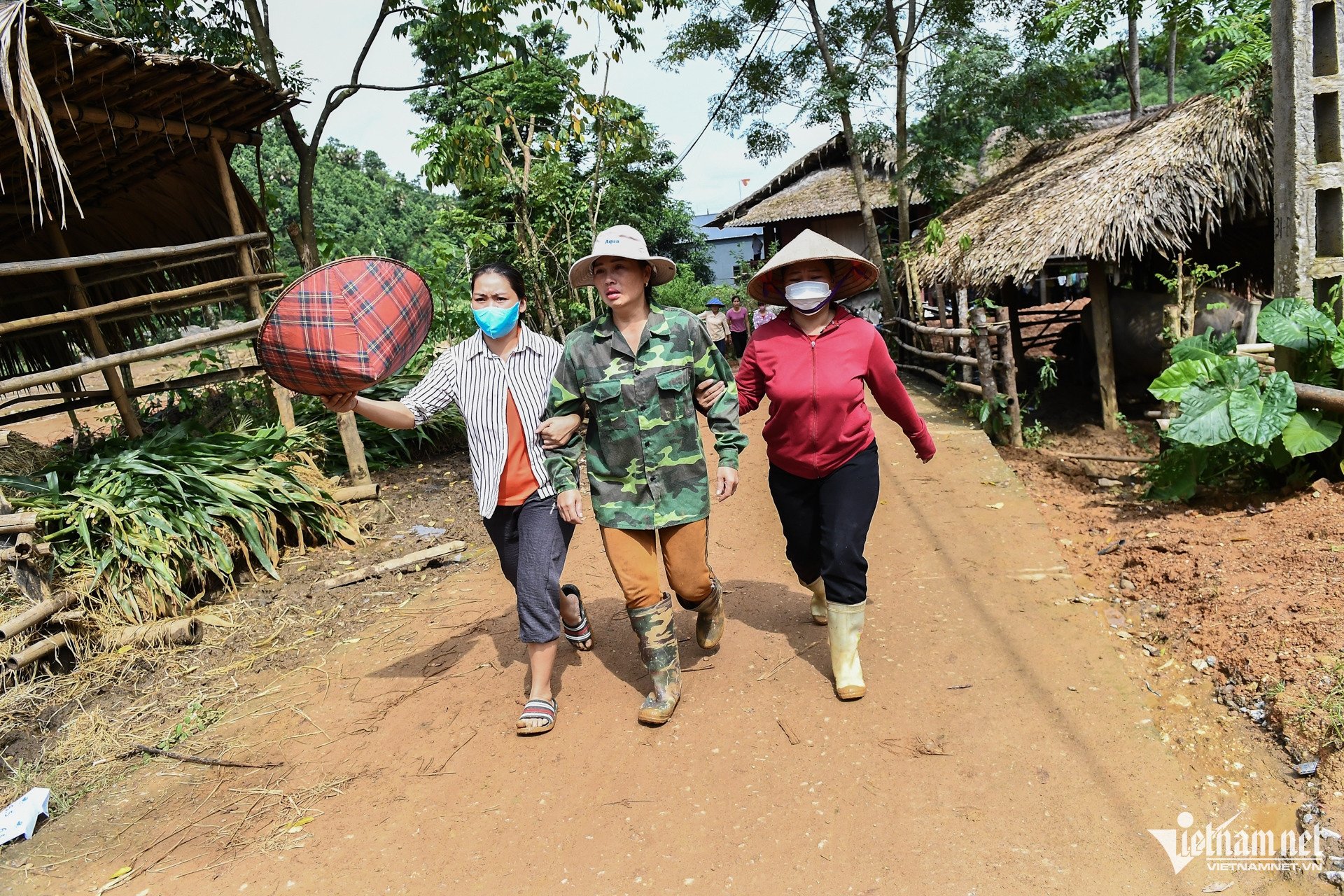 Những ngày chìm trong đau thương ở Làng Nủ - 7