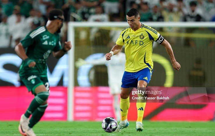 Ronaldo bất lực trước hàng thủ Al Ahli