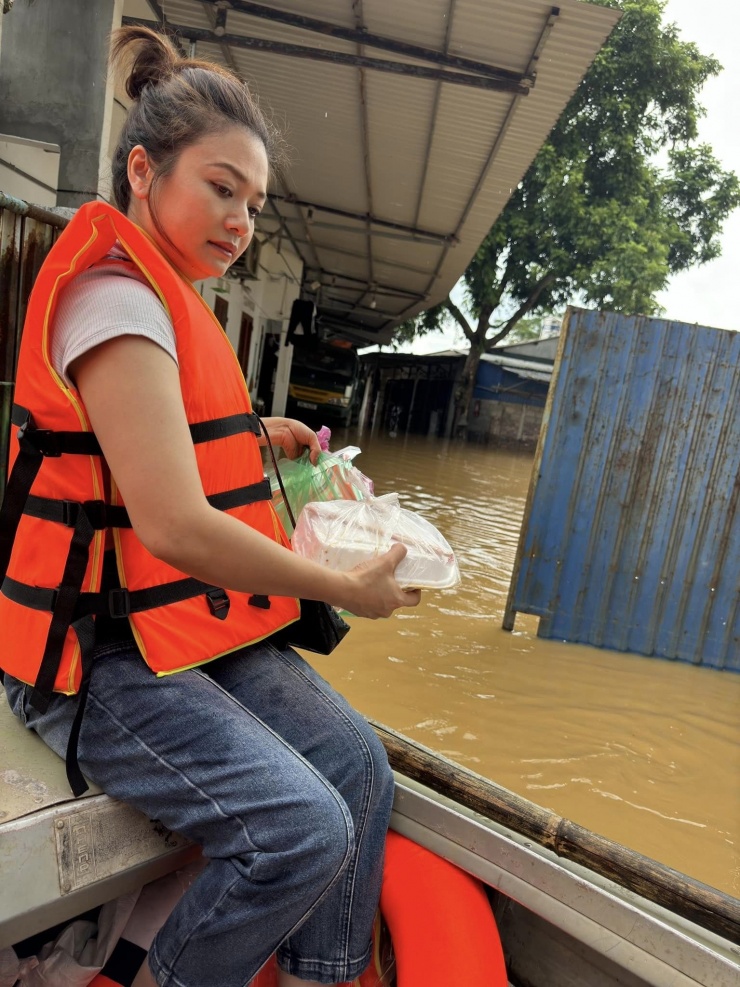 Kiều Anh di chuyển cứu trợ ở vùng lũ.&nbsp;