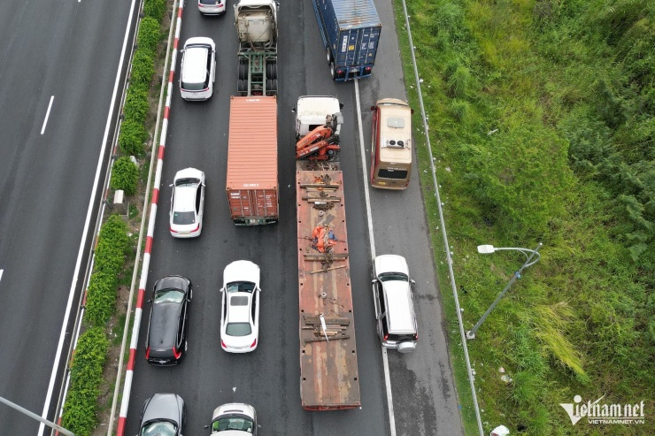 Ùn xe gần 10km, CSGT 'chặn' dòng ô tô dồn vào cao tốc TPHCM - Long Thành - 2