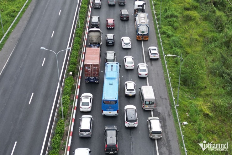 Ùn xe gần 10km, CSGT 'chặn' dòng ô tô dồn vào cao tốc TPHCM - Long Thành - 6