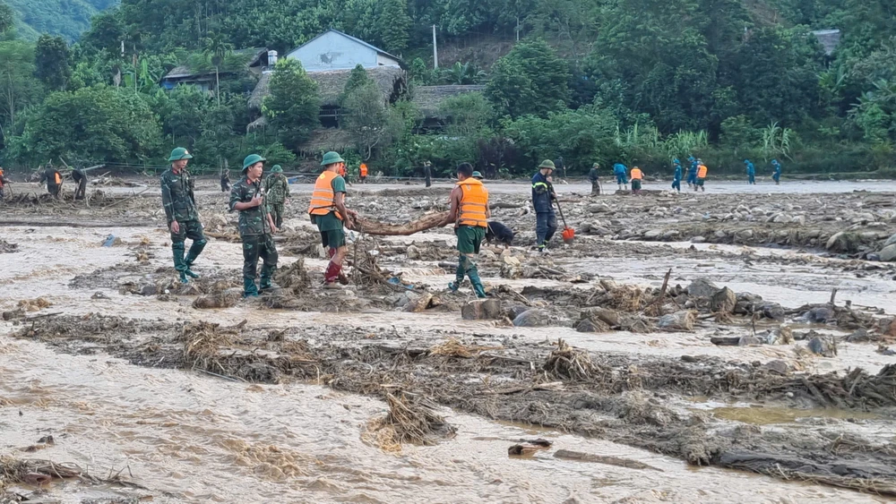 Lực lượng tham gia tìm kiếm nạn nhân vụ sạt lở núi tại Lào Cai. Ảnh: VT