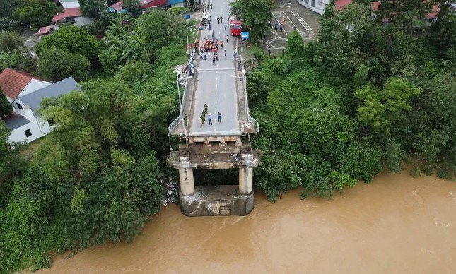 Hàng chục tỷ đã được rót vào cây cầu Phong Châu trong suốt nhiều năm qua. Ảnh: D.V.