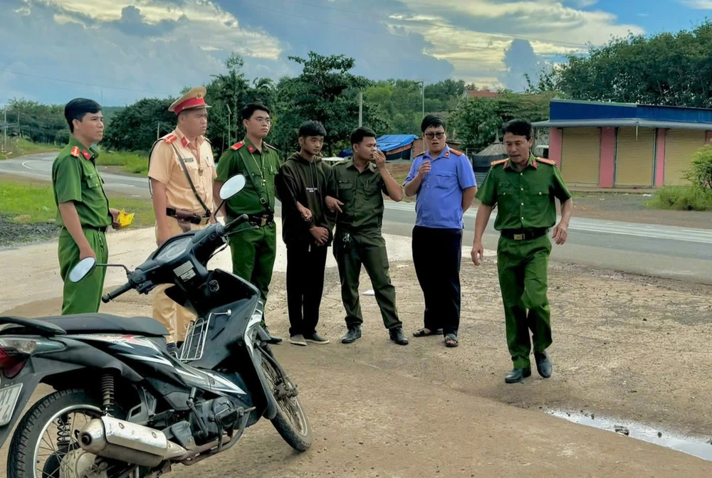 Cơ quan chức năng có mặt tại hiện trường nơi Phúc đánh công an để lấy lại xe của mình. Ảnh: CA