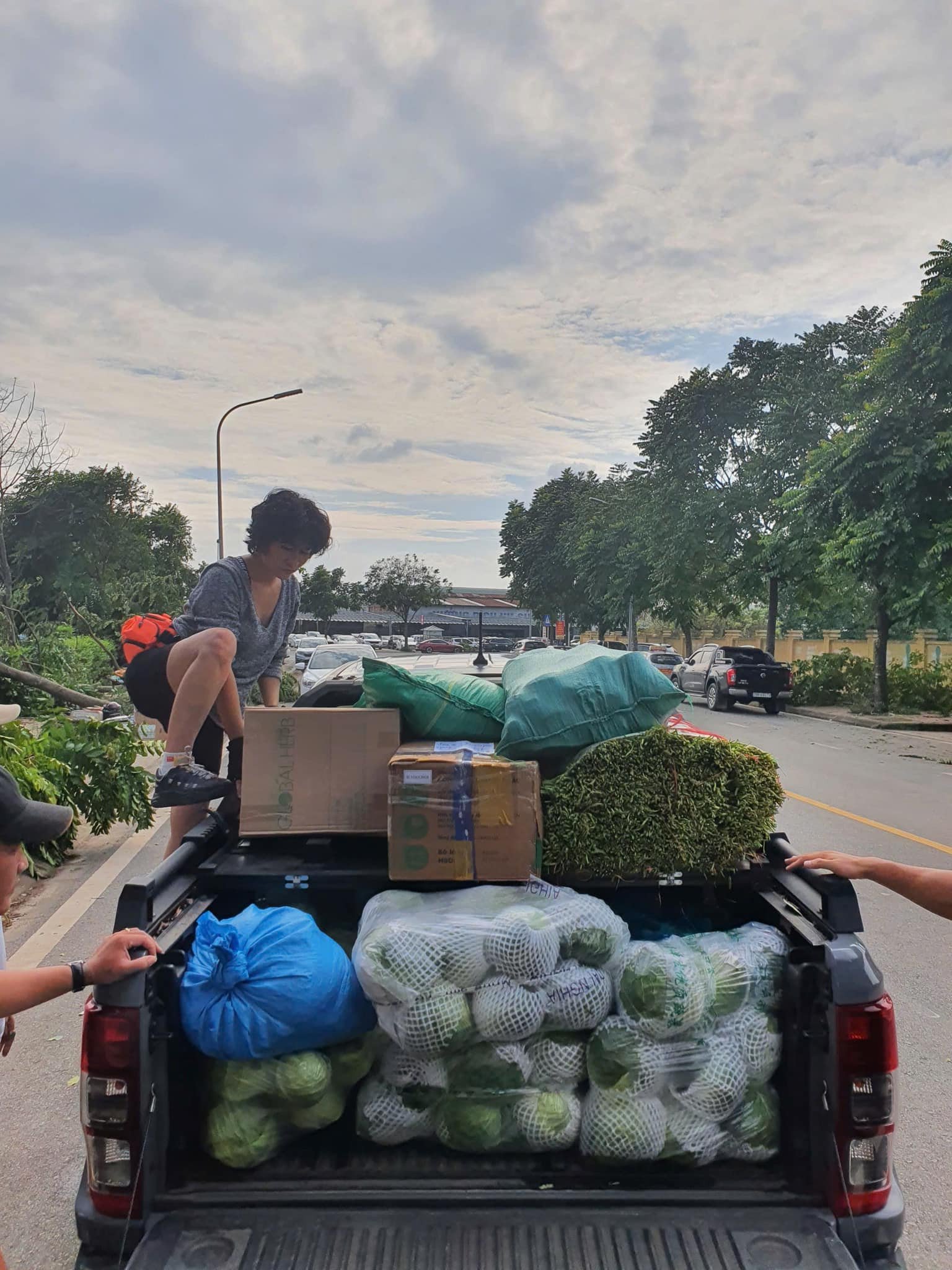 Diễn viên Minh Cúc và Nguyệt Hằng hỗ trợ diễn viên Phạm Anh Tuấn lên đường làm từ thiện.&nbsp;