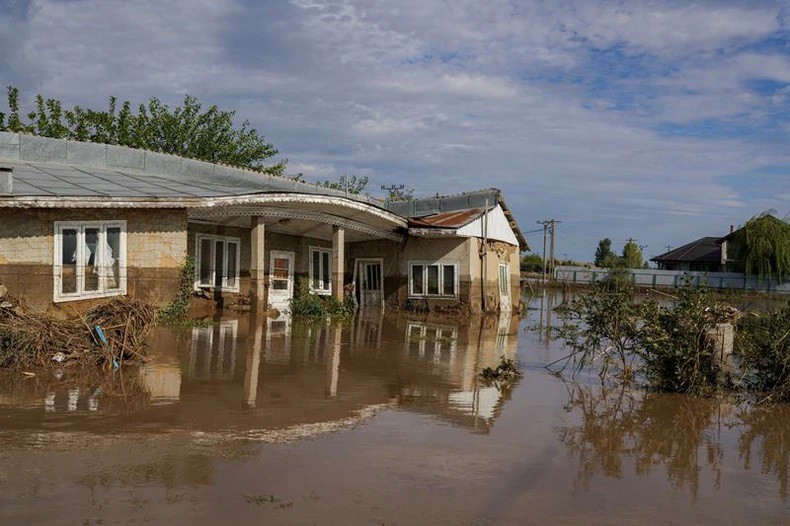 Ngập lụt ở vùng Galati, Romania (ảnh: Reuters)