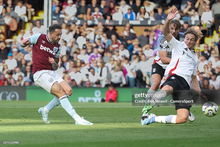 Danny Ings cứu rỗi West Ham