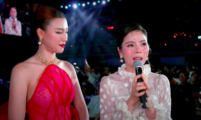 Việc Hồ Ngọc Hà và Lệ Quyên được phỏng vấn cùng một lúc khi đi xem chung kết Miss Universe Vietnam tối 14/9.