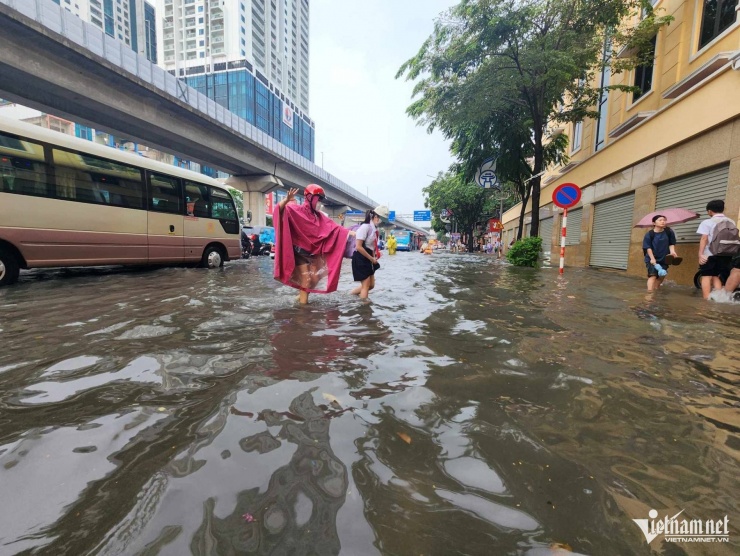 Người dân phải lội nước để đi qua đường Nguyễn Trãi.