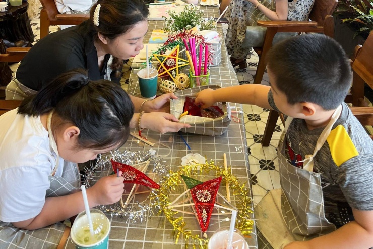 Giới trẻ Đà Nẵng học làm đèn lồng, bánh Trung thu &#39;tìm vé về tuổi thơ&#39; - 15