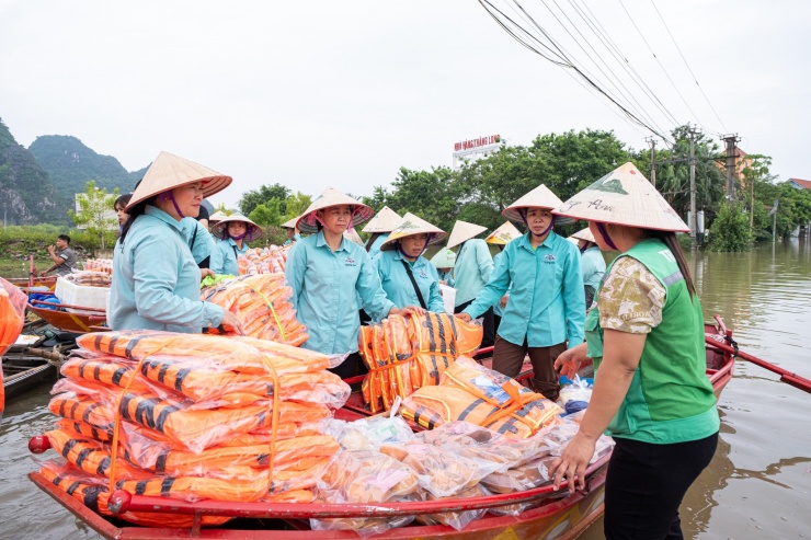 Ngay sau khi mở cửa, Ban Quản lý&nbsp;cùng những người&nbsp;lái đò KDL Sinh thái Tràng An đã có mặt tại các điểm cứu trợ,&nbsp;gồm Thôn Chi Phong, Xã Trường Yên, Huyện Hoa Lư và Thôn Điềm Khê, Xã Gia Trung, Huyện Gia Viễn.&nbsp;Những tấm lòng sẻ chia đã được trao tận tay tới các hộ gia đình bị ảnh hưởng bởi lũ lụt.