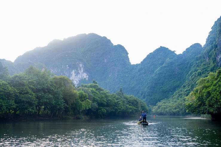 Những người lái đò tranh thủ dọn dẹp rác để đón du khách.