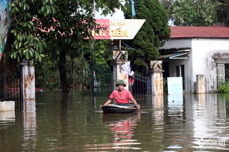 Nhiều người dân ở huyện Chương Mỹ chưa được về nhà vì ngập lụt. Ảnh: Phạm Hải