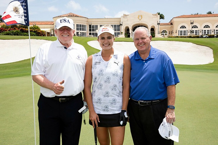 Vụ việc xảy ra ở Câu lạc bộ Golf Quốc tế Trump, West Palm Beach, Florida, Mỹ.&nbsp;Một nguồn tin&nbsp;nói với CNN rằng ông Trump đang chơi golf vào thời điểm đó, di chuyển giữa hố thứ năm và thứ sáu.
