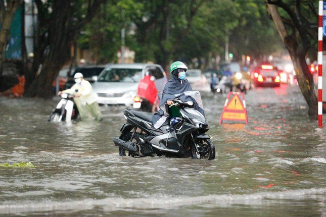 Nhiều tuyến phố của Hà Nội có thể ngập sâu trong sáng nay do mưa lớn kéo dài, khả năng thoát nước chậm.