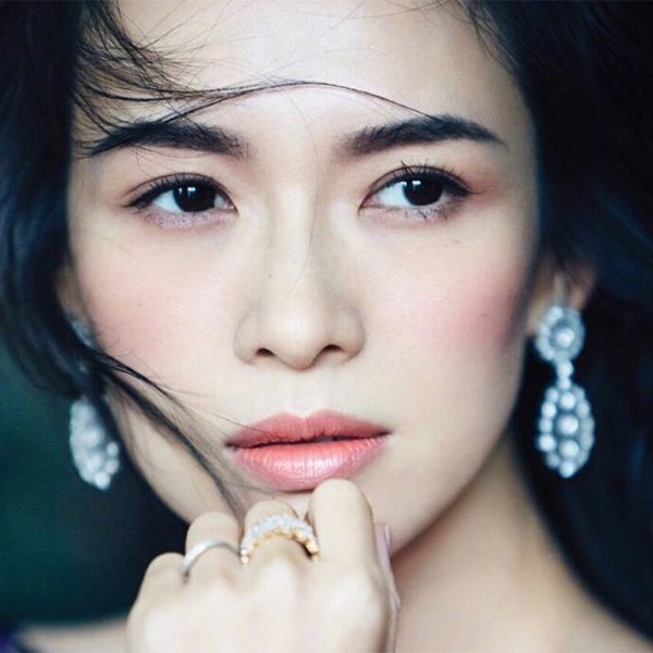 Ngoài ra, việc làm sạch da là ưu tiên hàng đầu trong chu trình skincare của Chương Tử Di. Dù bận rộn đến đâu, cô cũng dành thời gian để làm sạch da hai lần vào buổi sáng và tối.