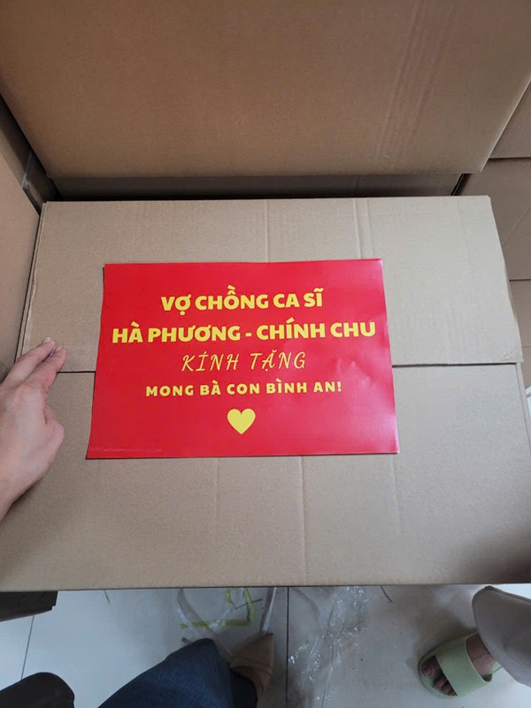 Vợ chồng em gái Cẩm Ly đã gửi 1000 thùng hàng đến bà con rốn lũ miền Bắc.