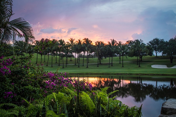 Câu lạc bộ golf này là nơi ông Trump thường xuyên&nbsp;lui tới khi ông ở quận Palm Beach. Đây cũng là nơi ông tổ chức tiệc Super Bowl (tiệc mở màn siêu cúp bóng bầu dục quốc gia)&nbsp;thường niên.
