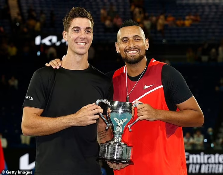 Kokkinakis cùng Kyrgios (bên phải) vô địch đôi nam Australian Open 2022