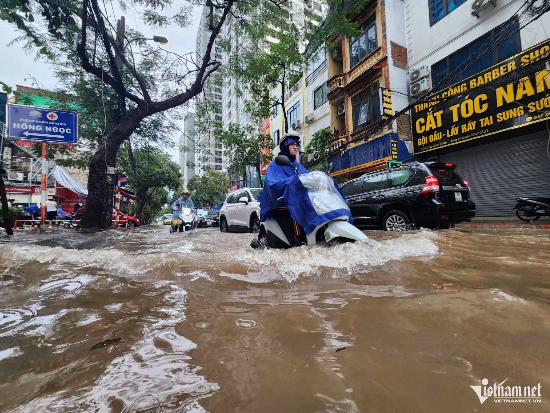 Ngập trên đường Nguyễn Tuân.