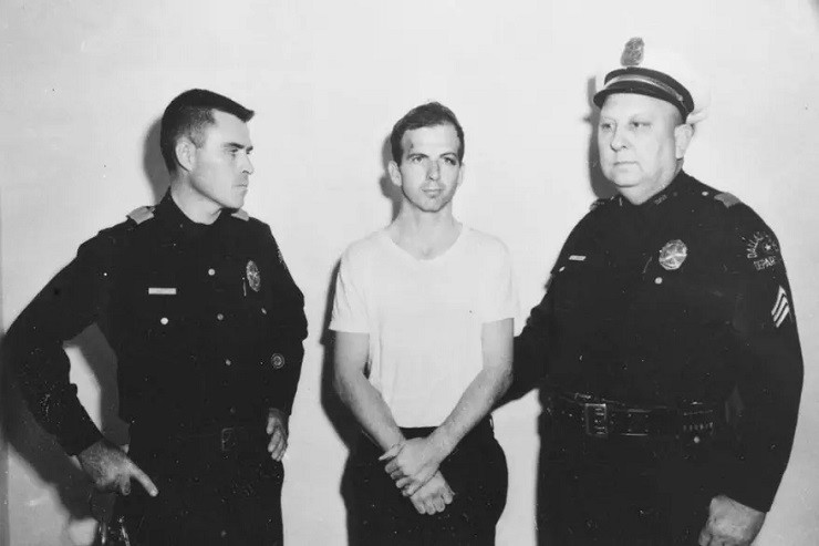 &nbsp;Lee Harvey Oswald sau khi bị bắt. Ảnh: New York Post.